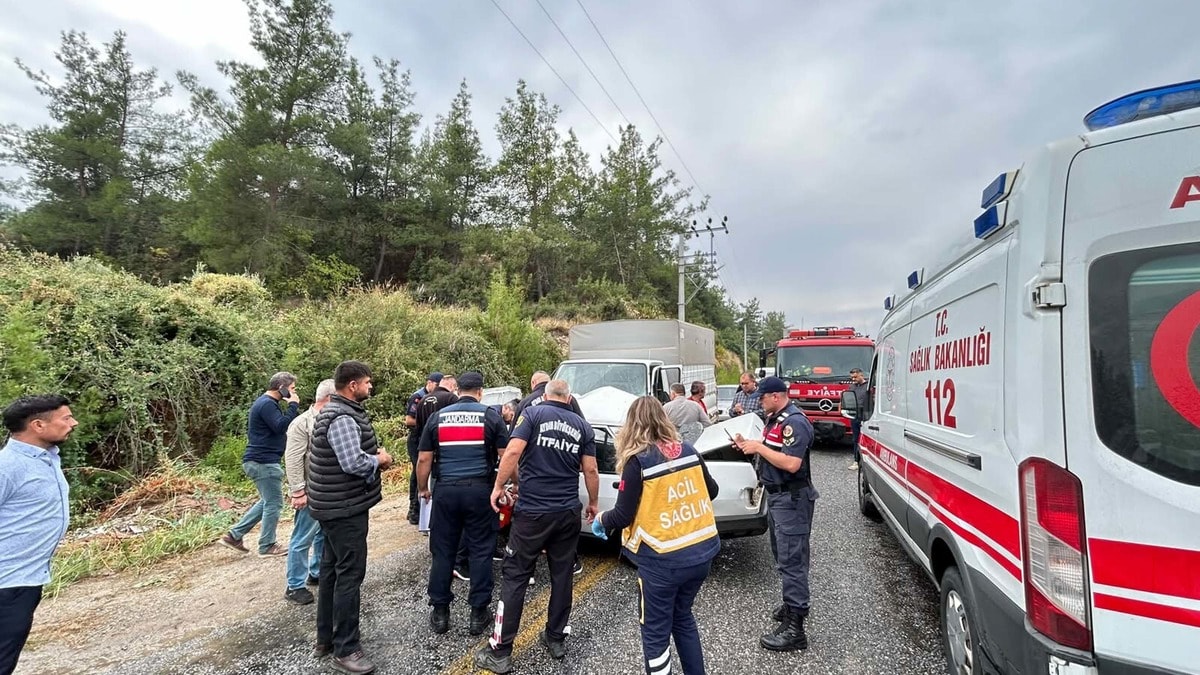 Aydın'da otomobil ile kamyonet çarpıştı: 1 ölü, 2 yaralı