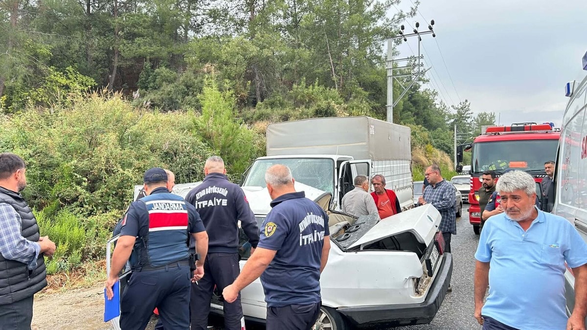 Aydın'da otomobil ile kamyonet çarpıştı: 1 ölü, 2 yaralı