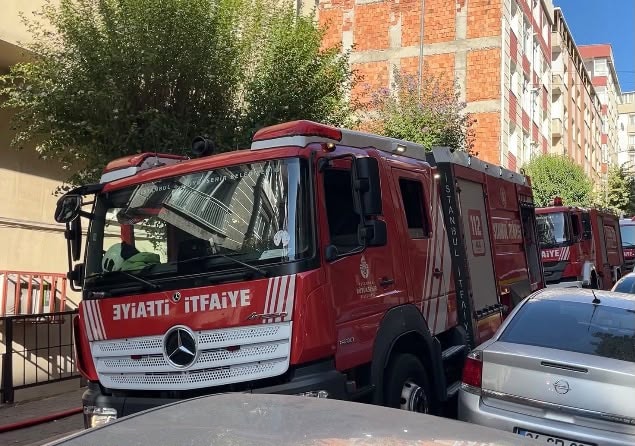 7 katlı binanın çatısında yangın