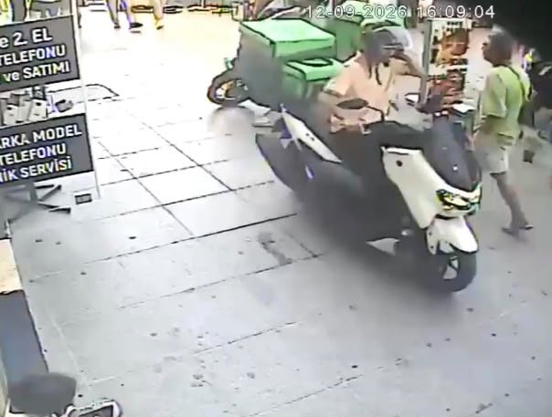 Manevra yapan kuryeye saldırı anı kameralarda