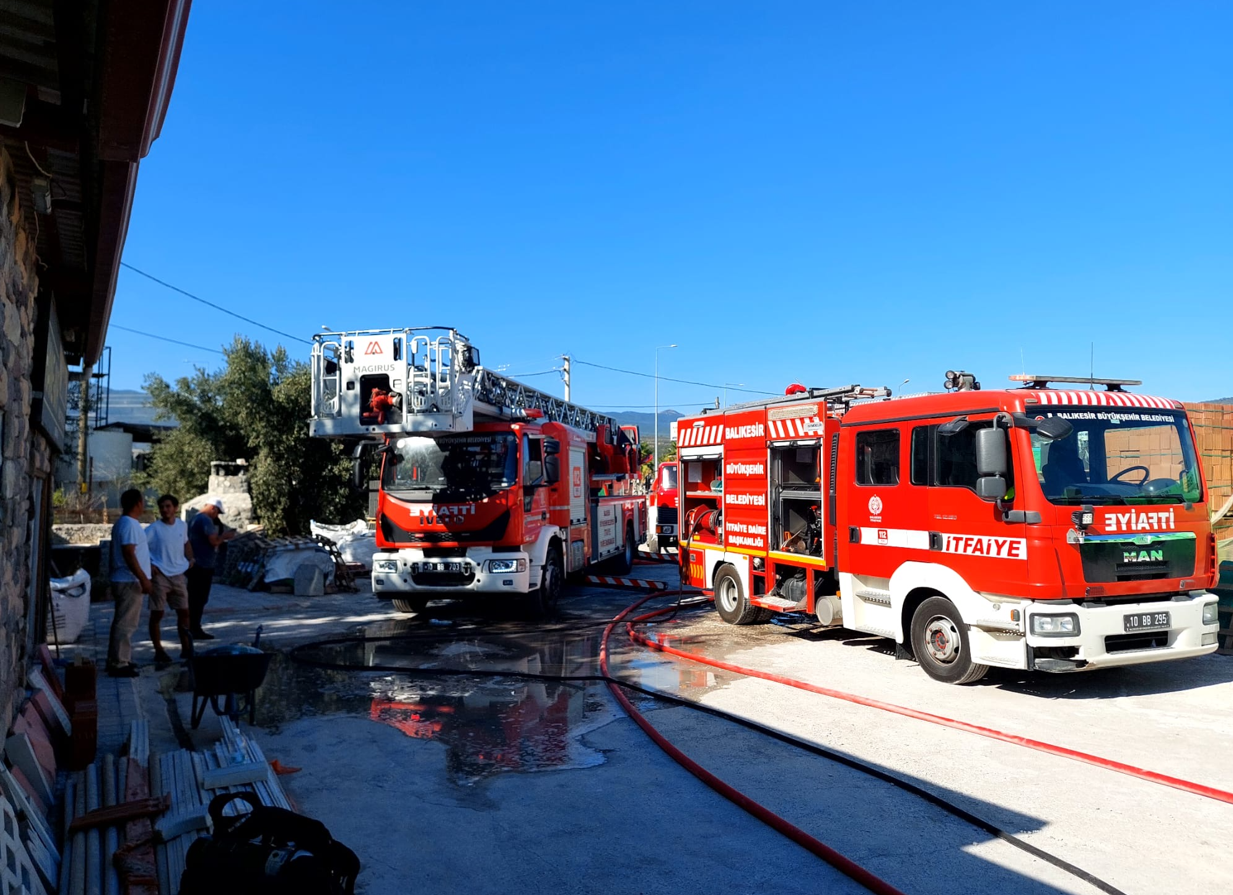 Balıkesir'de çıkan yangında 5 iş yeri zarar gördü