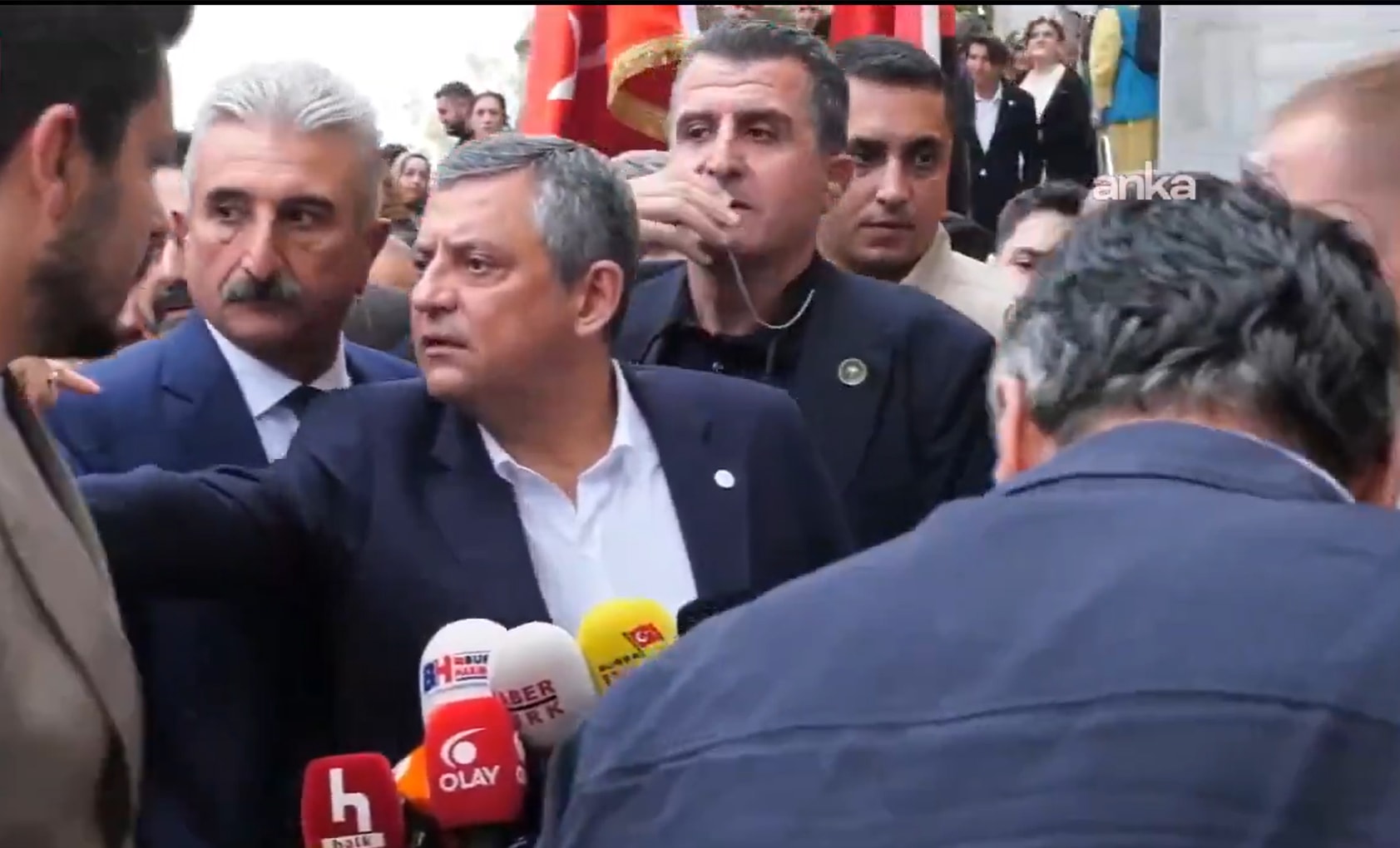 Özgür Özel çok sinirlendi: “Sen buradan git! Gelme buraya