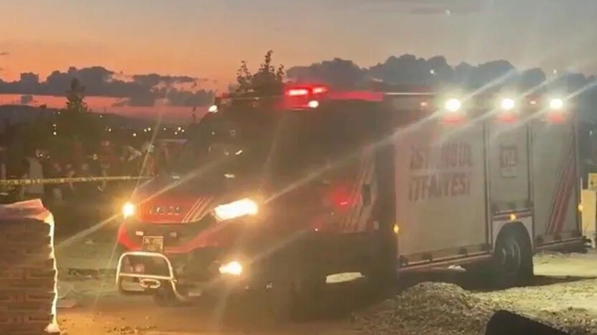 Büyükçekmece'de toprak kayması sonucu 2 işçi göçük altında kaldı