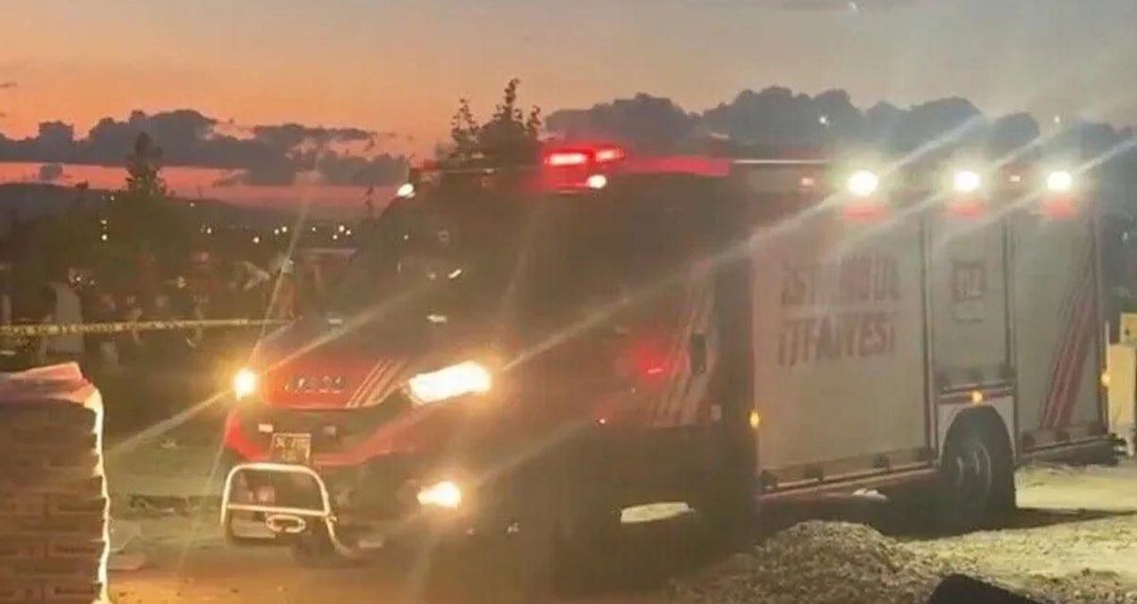 Büyükçekmece’de toprak kayması sonucu 2 işçi göçük altında kaldı