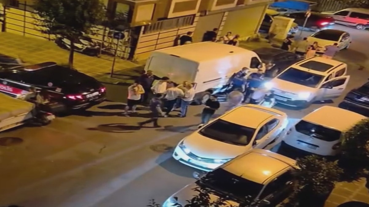Bayrampaşa’da polisin 'dur' ihtarına uymayan şüpheliler kaçarken kaza yaptı: 1 gözaltı