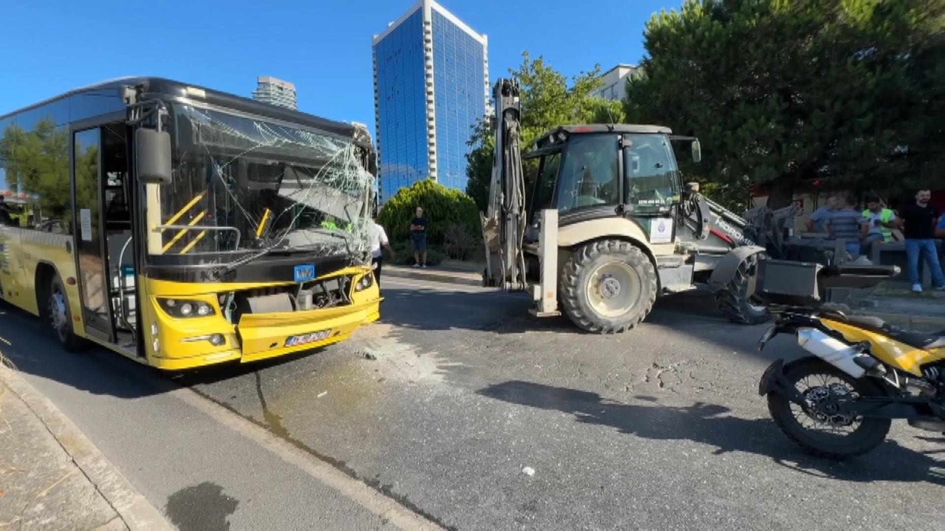 Beşiktaş’ta korkutan kaza kamerada: İETT otobüsü iş makinesine çarptı