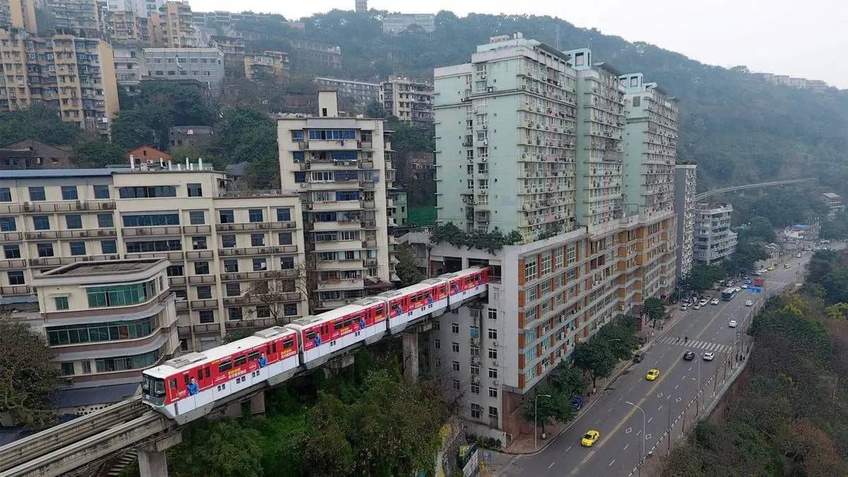 Binanın ortasına istasyon yaptılar: Apartmanın içinden her gün tren geçiyor