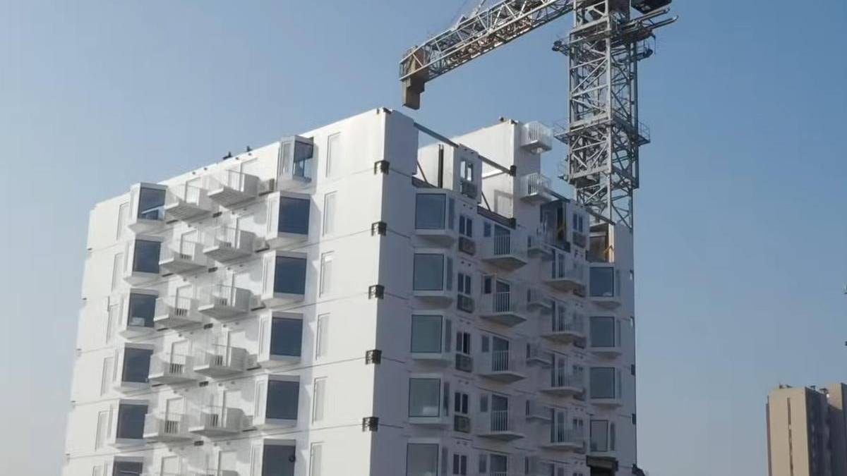 5 günde 208 dairesi olan 26 katlı binayı inşa ettiler