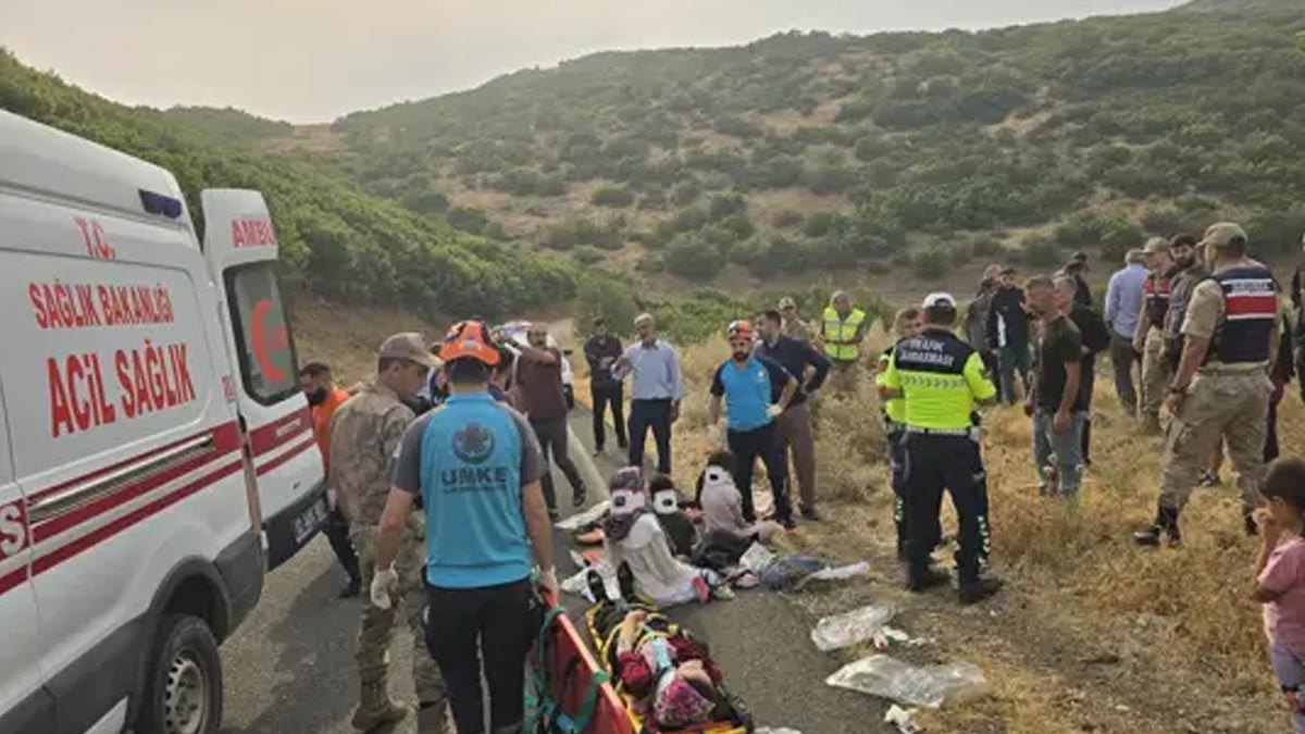 Bingöl’de minibüs şarampole devrildi, 10 yaralı