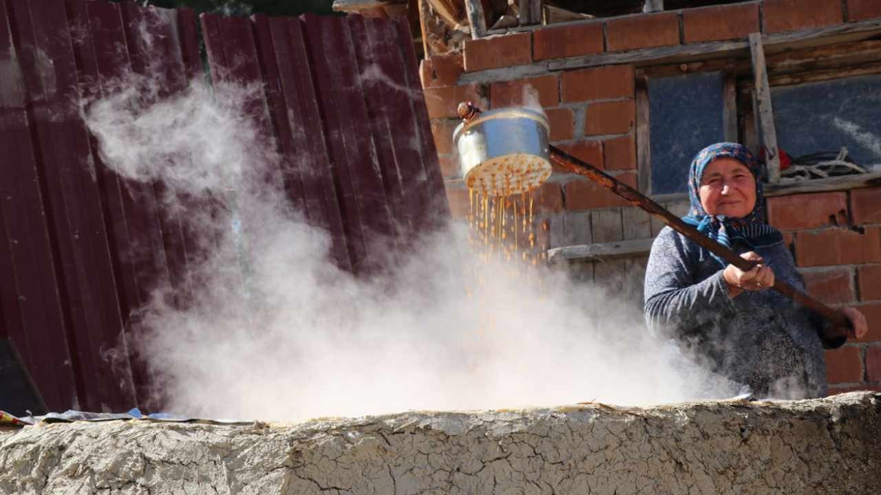 Bir damla su değmeden toprakla mayalanıyor: 8 saat kaynayıp altın değerinde satılıyor