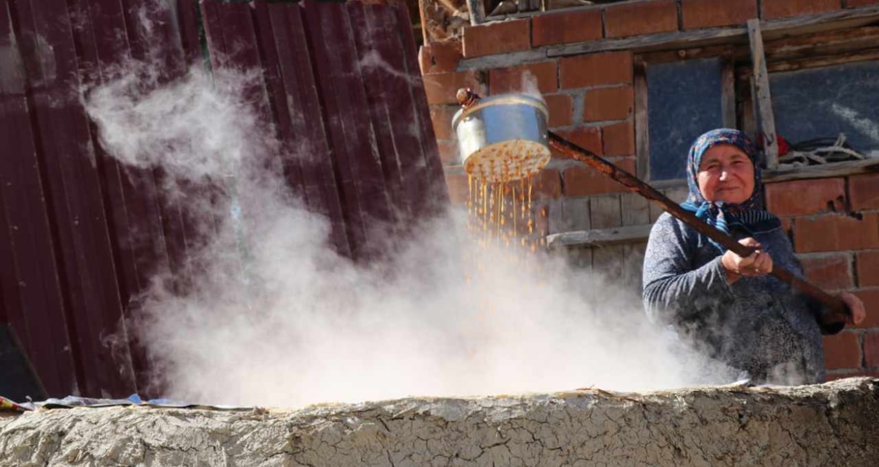 Bir damla su değmeden toprakla mayalanıyor: 8 saat kaynayıp altın değerinde satılıyor