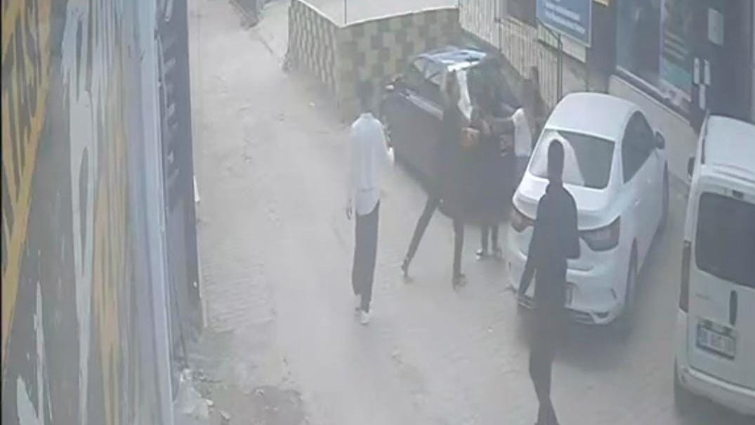 Darbedilen kadını kurtarmak isterken bıçaklandı
