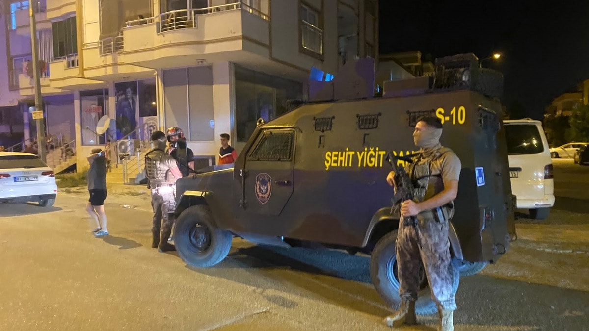 Boşandığı eşini öldürdü, oğlunu yaraladı, intihar etti