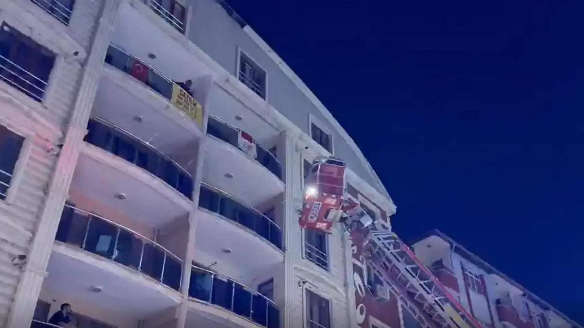Vatandaşlar merdivenli itfaiye aracıyla tahliye edildi