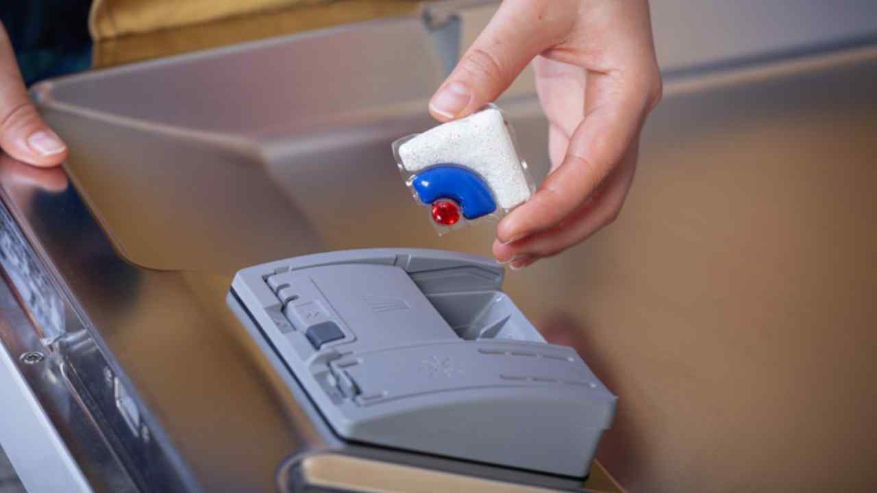Bulaşık makinesi tabletini deterjan gözü yerine meğer buraya koymak gerekiyormuş