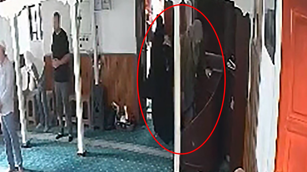 Camiye namaza gelen kadının çantasındaki altınları çaldılar