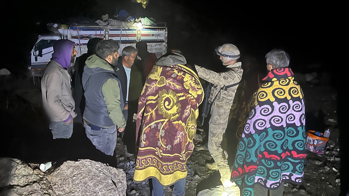 6 araç çamura saplandı, 40 kişi mahsur kaldı