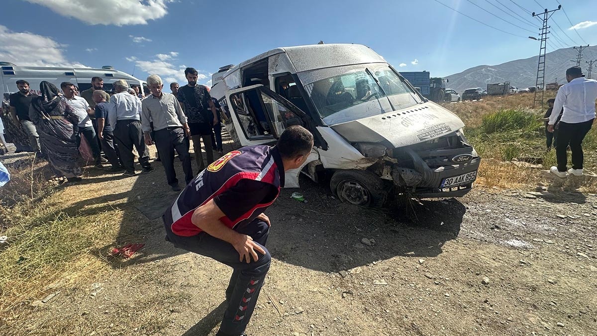 Hakkari’de düğüne giden minibüs kaza yaptı! 20 yaşındaki genç kadın öldü