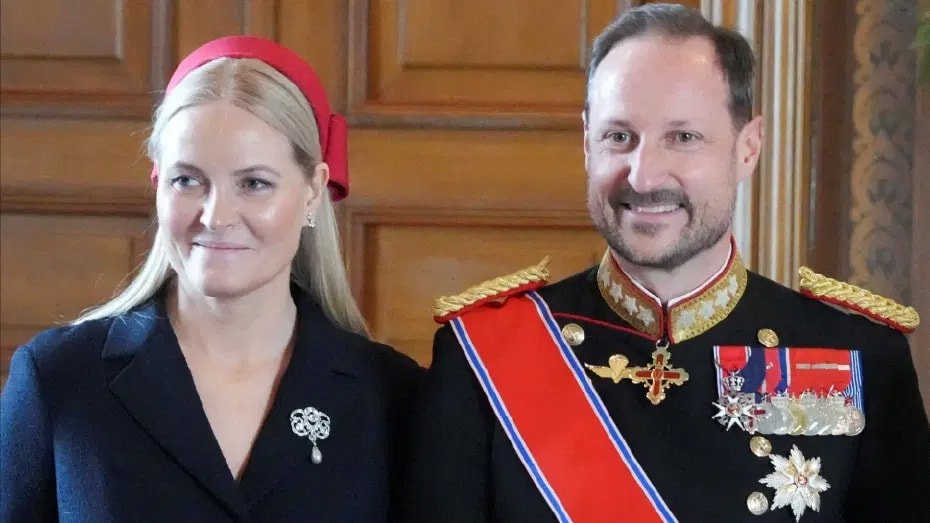 Norveç’de yeni kral tacını taktı