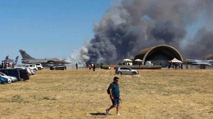Komşunun savaş uçağı yüzlerce kişinin yanına çakıldı