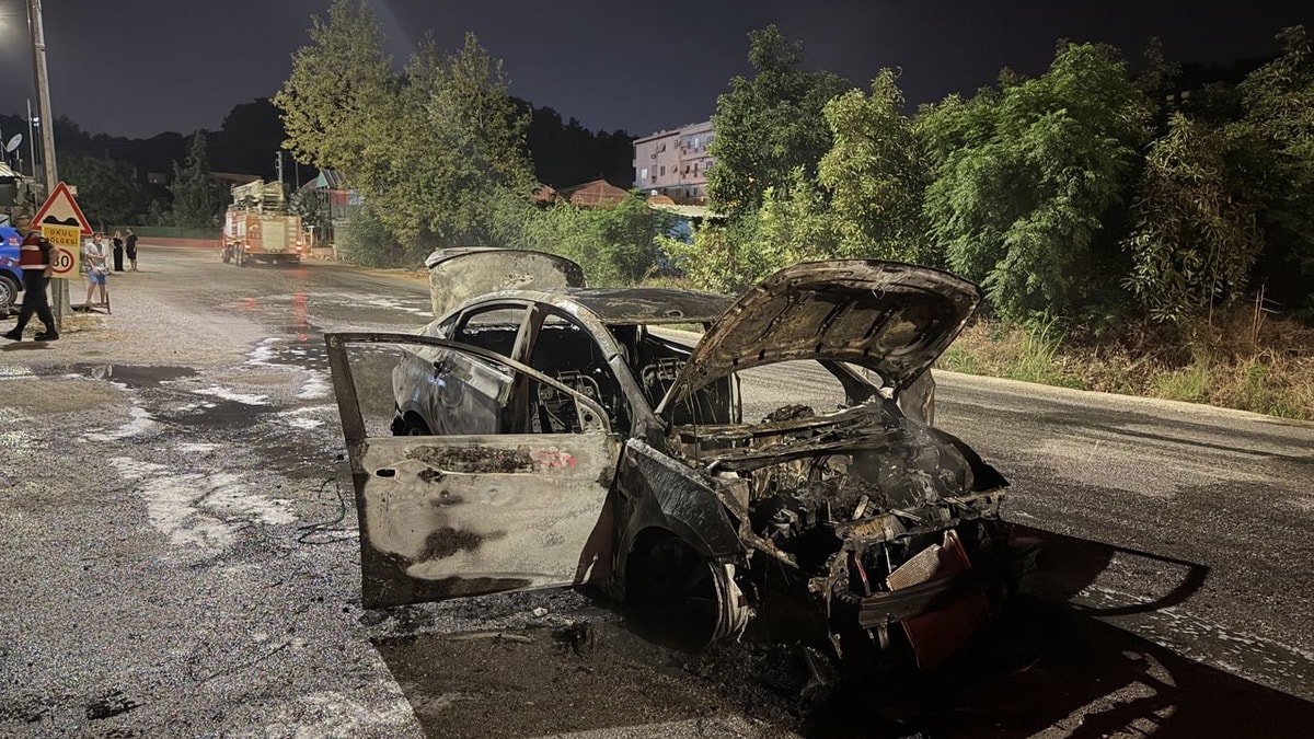 Alanya'da seyir halindeki otomobil alevlere teslim oldu