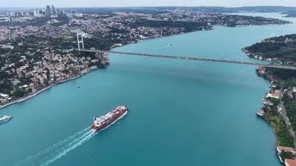 İstanbul Boğazı'nda gemi trafiği askıya alındı!