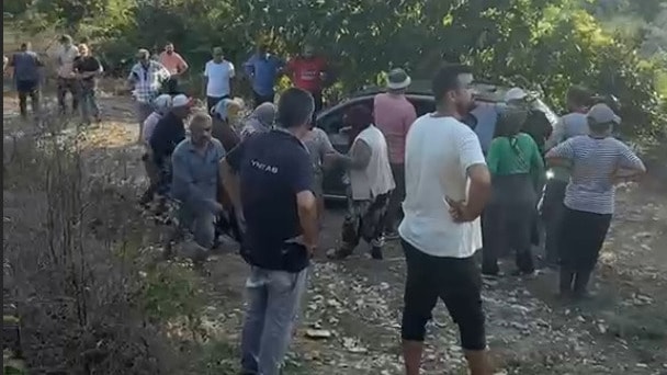 Devrilen traktörün altında kalıp can verdi