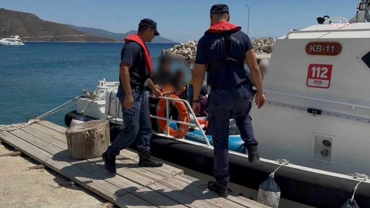 Datça açıklarında sürüklenen bottan 9 kişi kurtarıldı