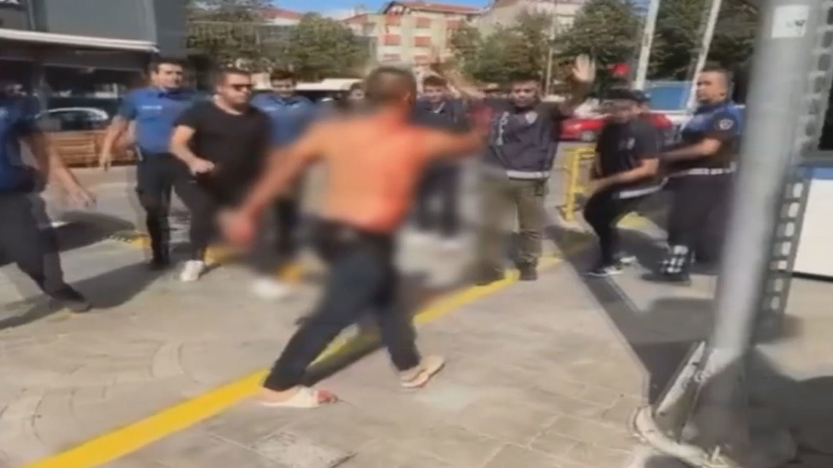 Önce aracını polislerin üzerine sürdü, sonra bıçak çekti: Üstünü çıkardı, ortalığı birbirine kattı
