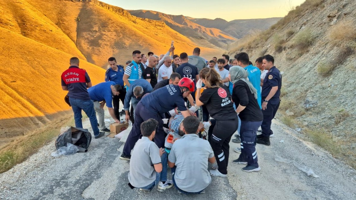 Devrilen minibüstü can pazarı: Çok sayıda yaralı var...