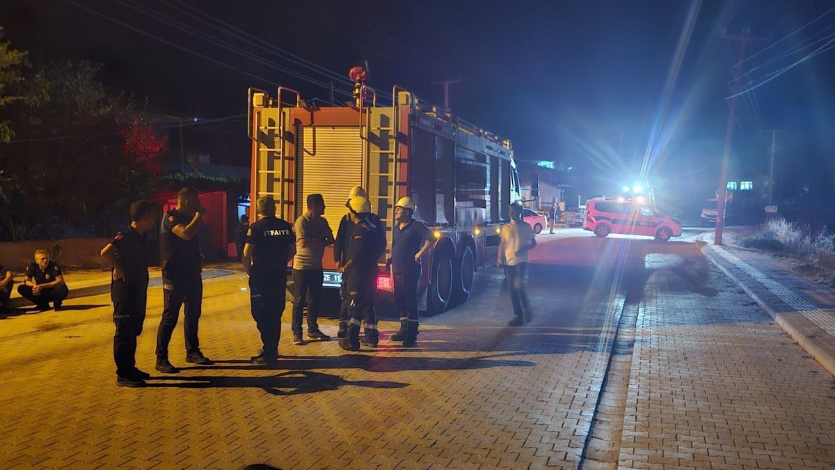 Yolun karşısına geçmeye çalışan aile araç çarptı: 1 ölü, 4 yaralı
