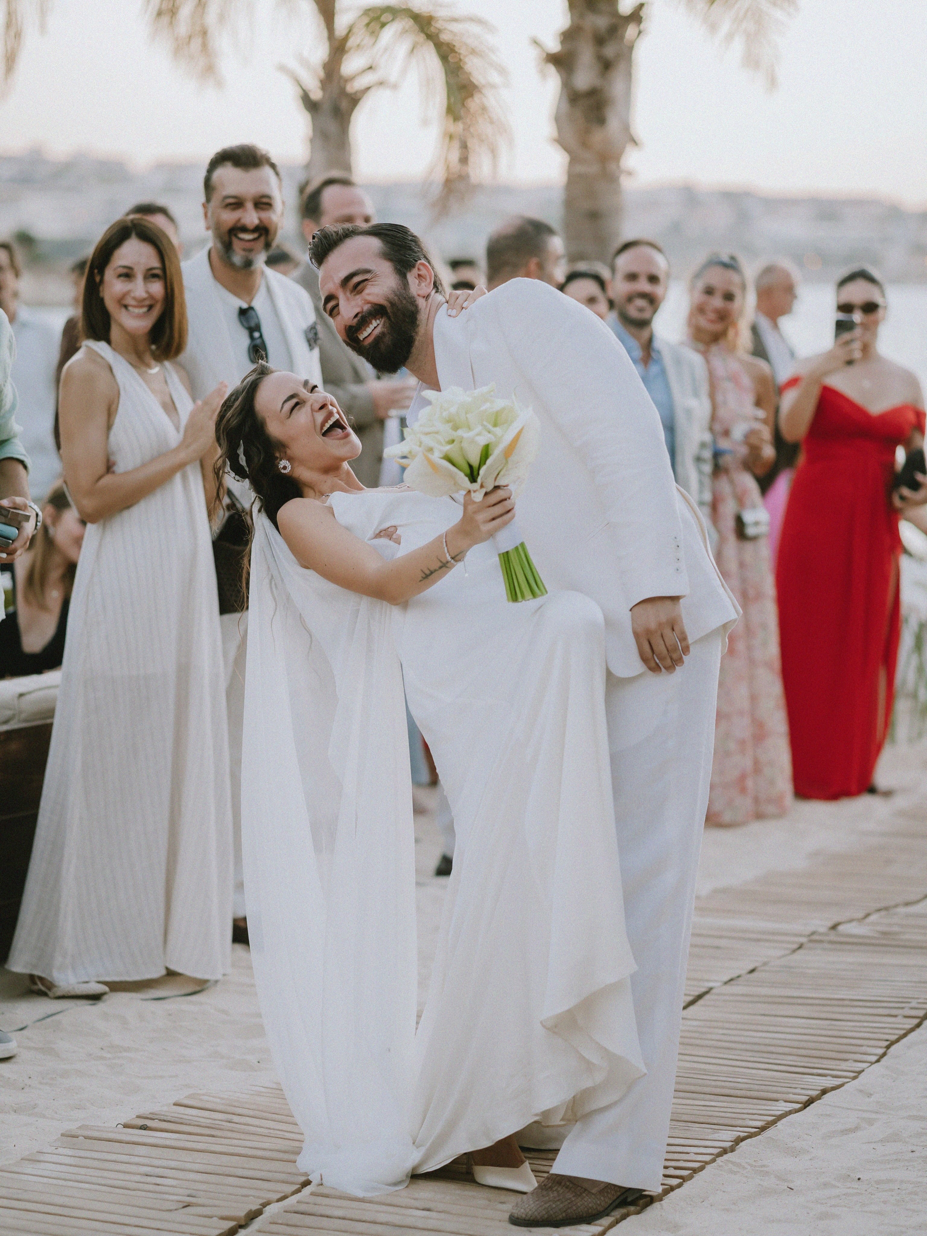 DAMAT GELİNİ KUCAĞINDA TAŞIDI