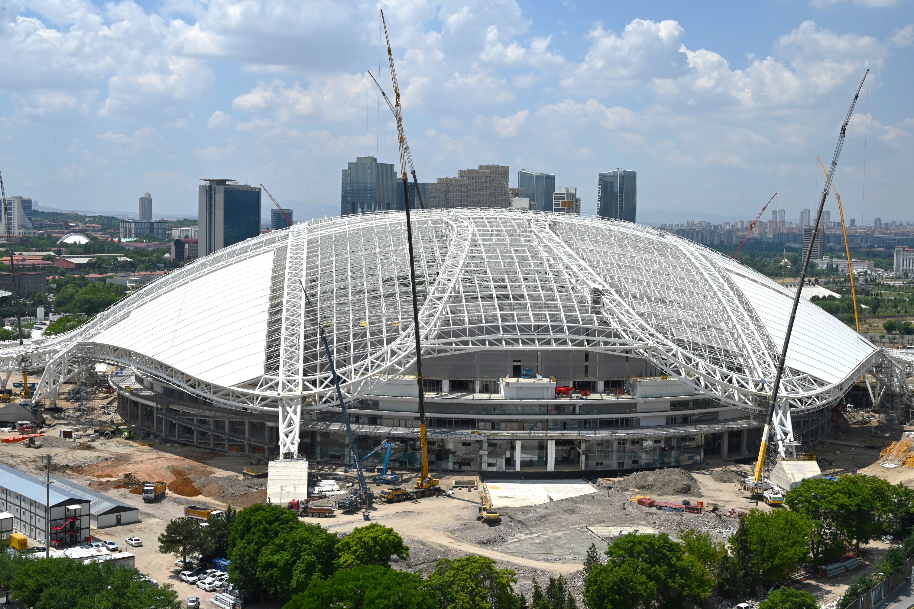 Türkiye 2 stadyum ile adaydı, UEFA ev sahiplerini açıkladı