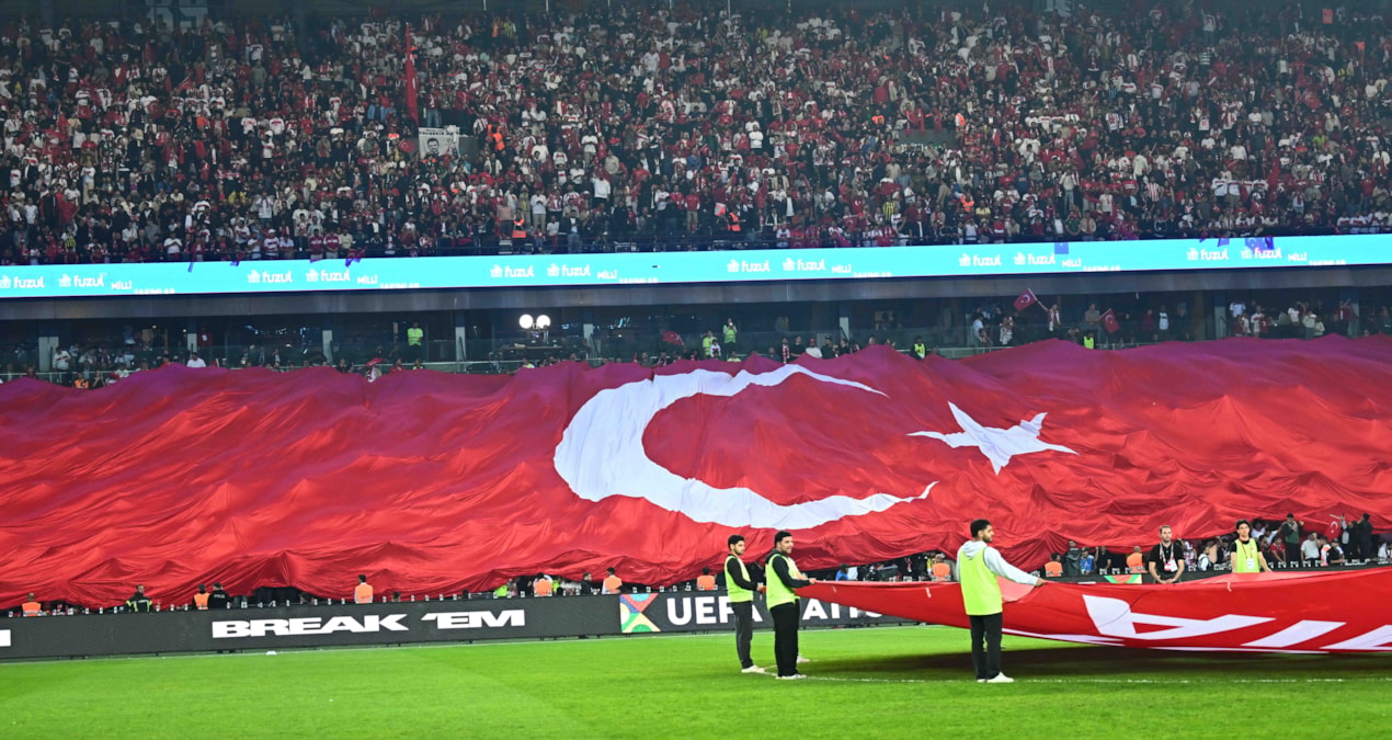 Bir dönem futbolcuydu, Türkiye-Fransa maçındaki görevi şaşkına çevirdi