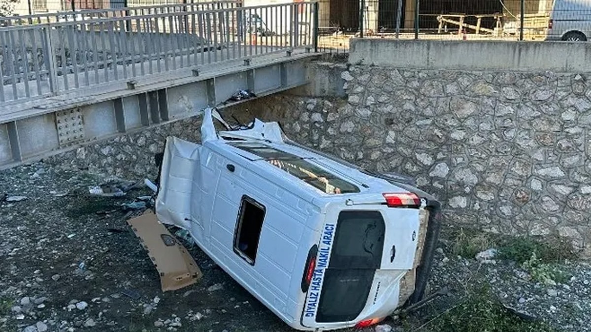 Diyaliz hastalarını taşıyan servis aracı çaya uçtu