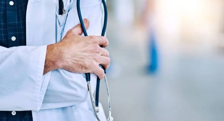 Önce doktoru bıçakladı sonra intihar etti
