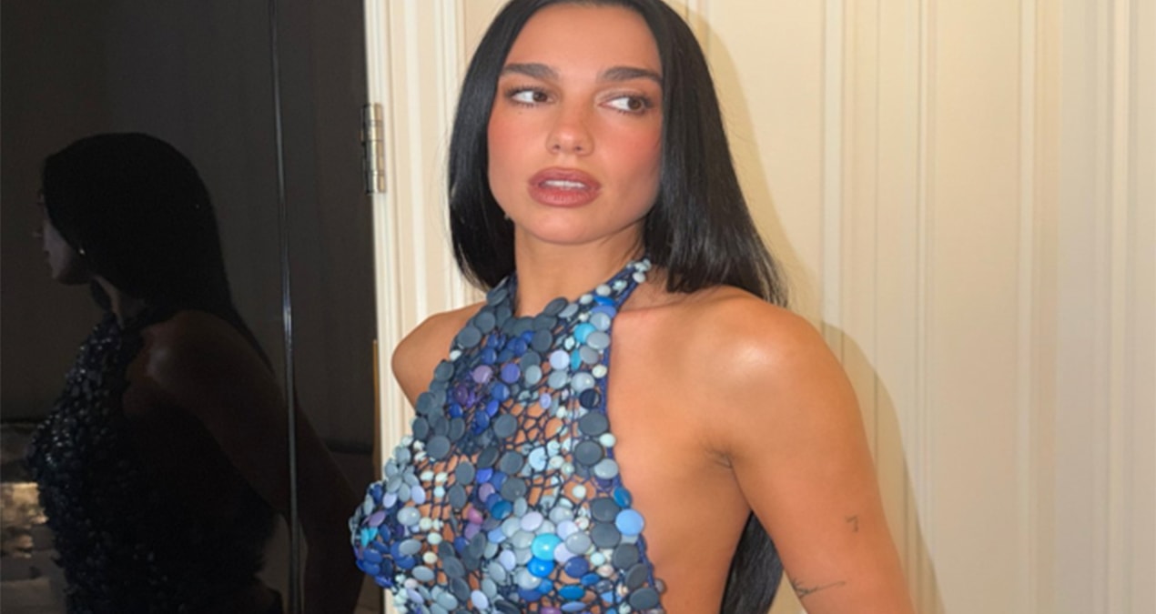 Dua Lipa'nın 740 parçadan oluşan elbisesi gündem oldu