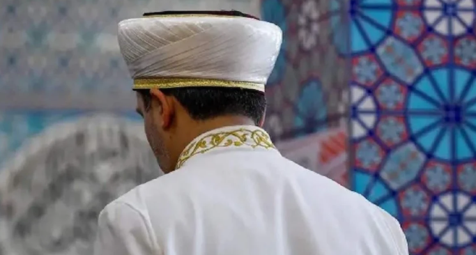 Zekat paralarını toplayan imam soluğu kumar masasında aldı