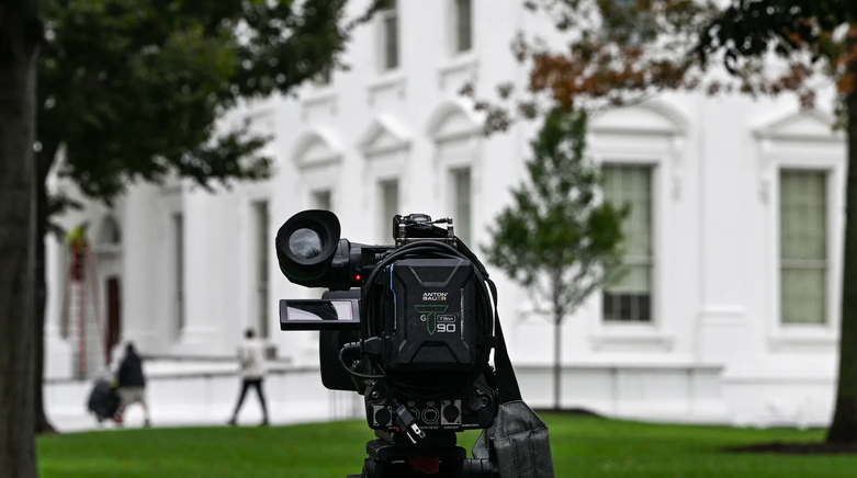 Trump davayı kaybetti: Beyaz Saray'dan kovduğu gazeteciler kararla geri geldi