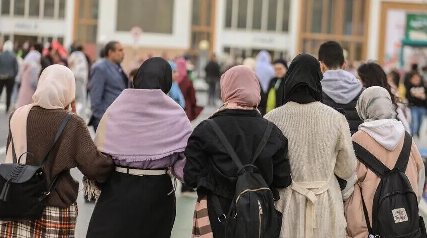 İtalya'da okullarda baş örtüsü yasağı resmen yürürlüğe girdi
