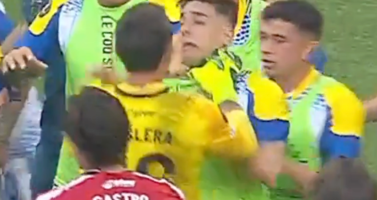 Final maçında ortalık savaş alanına döndü! Muslera rakibinin boğazına yapıştı