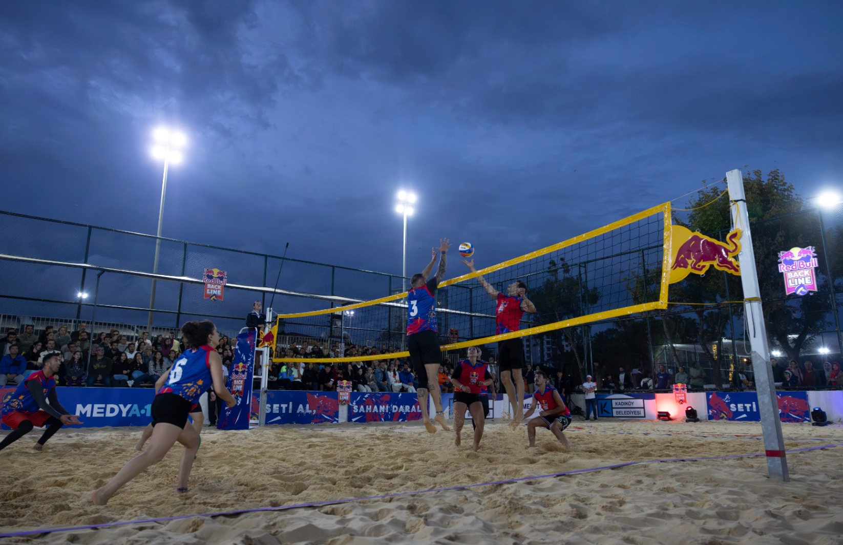 Kalamış'ta Voleybol Şöleni Düzenlendi