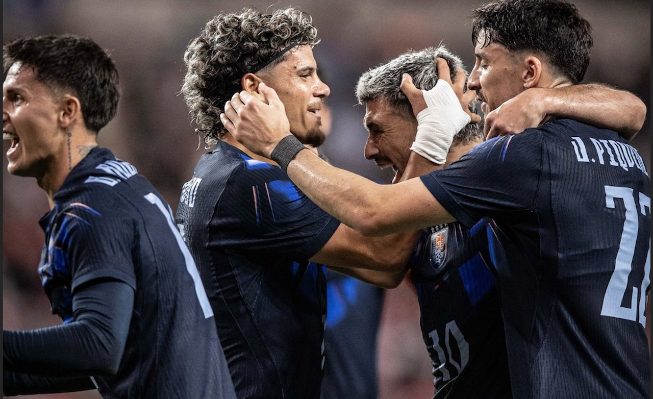 Torreira'lı Uruguay, Oh'lu Güney Kore'yi 4 golle geçti