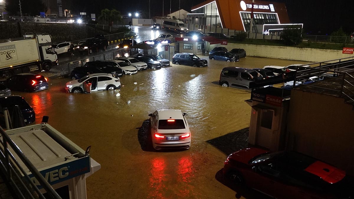 Trabzon’da sağanak hayatı felç etti: Cadde ve sokaklar göle döndü