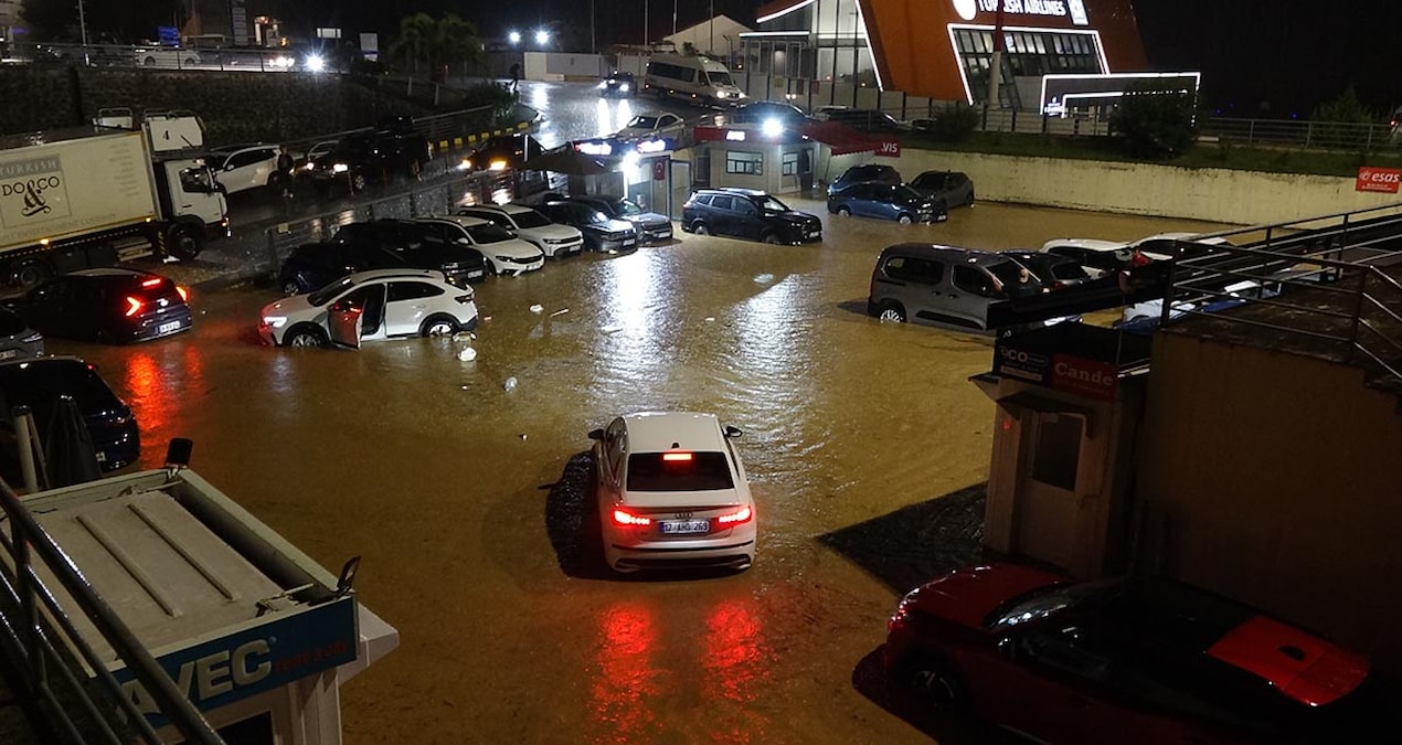 Trabzon’da sağanak hayatı felç etti: Cadde ve sokaklar göle döndü