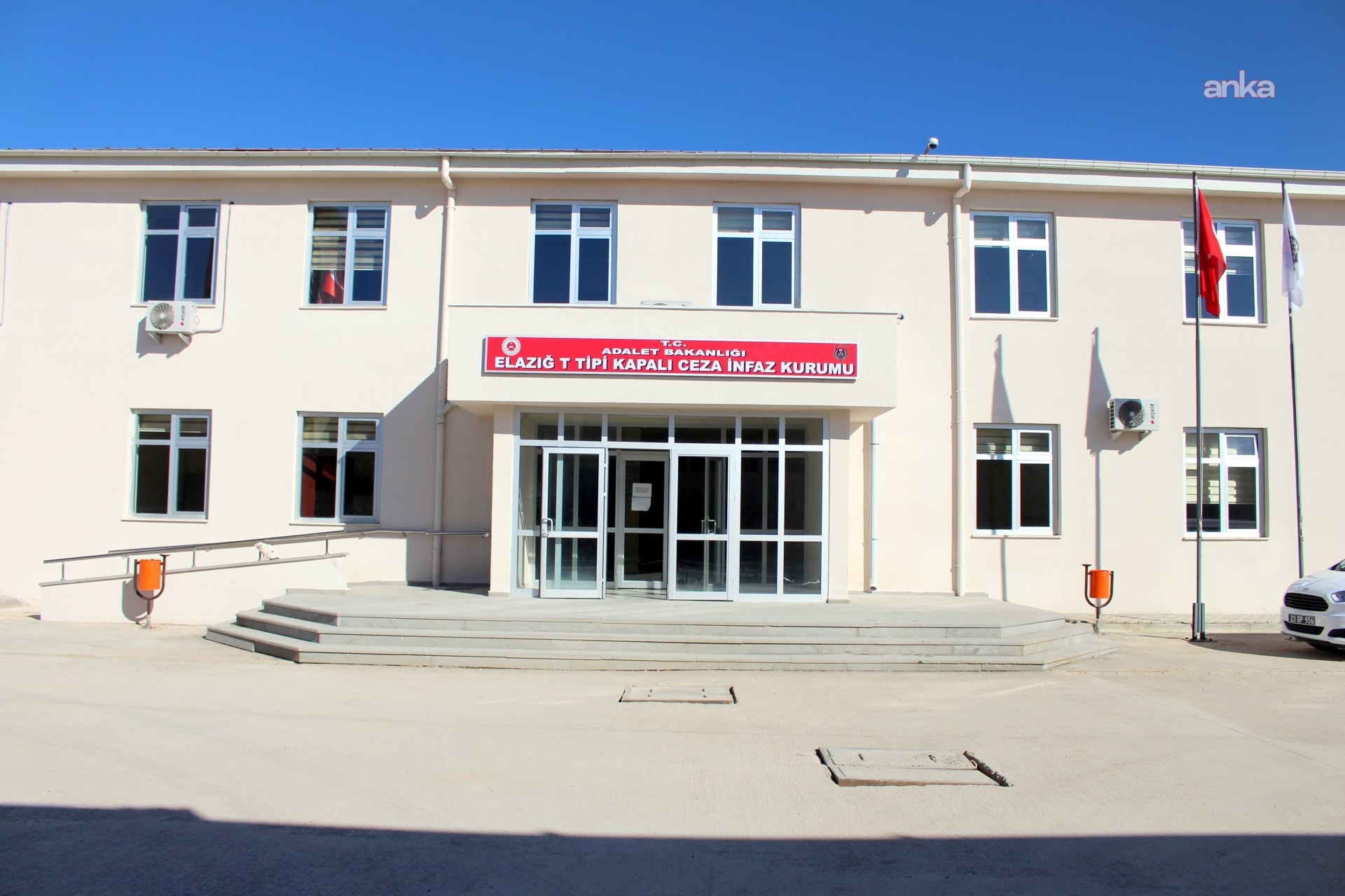 Elazığ T Tipi Cezaevi'nde yangın: 19 mahkum hastaneye kaldırıldı
