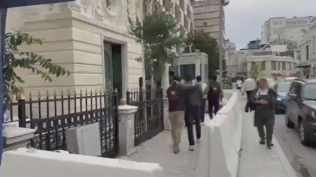 Beyoğlu'nda hanutçuluk yapan 2 şüpheli yakalandı
