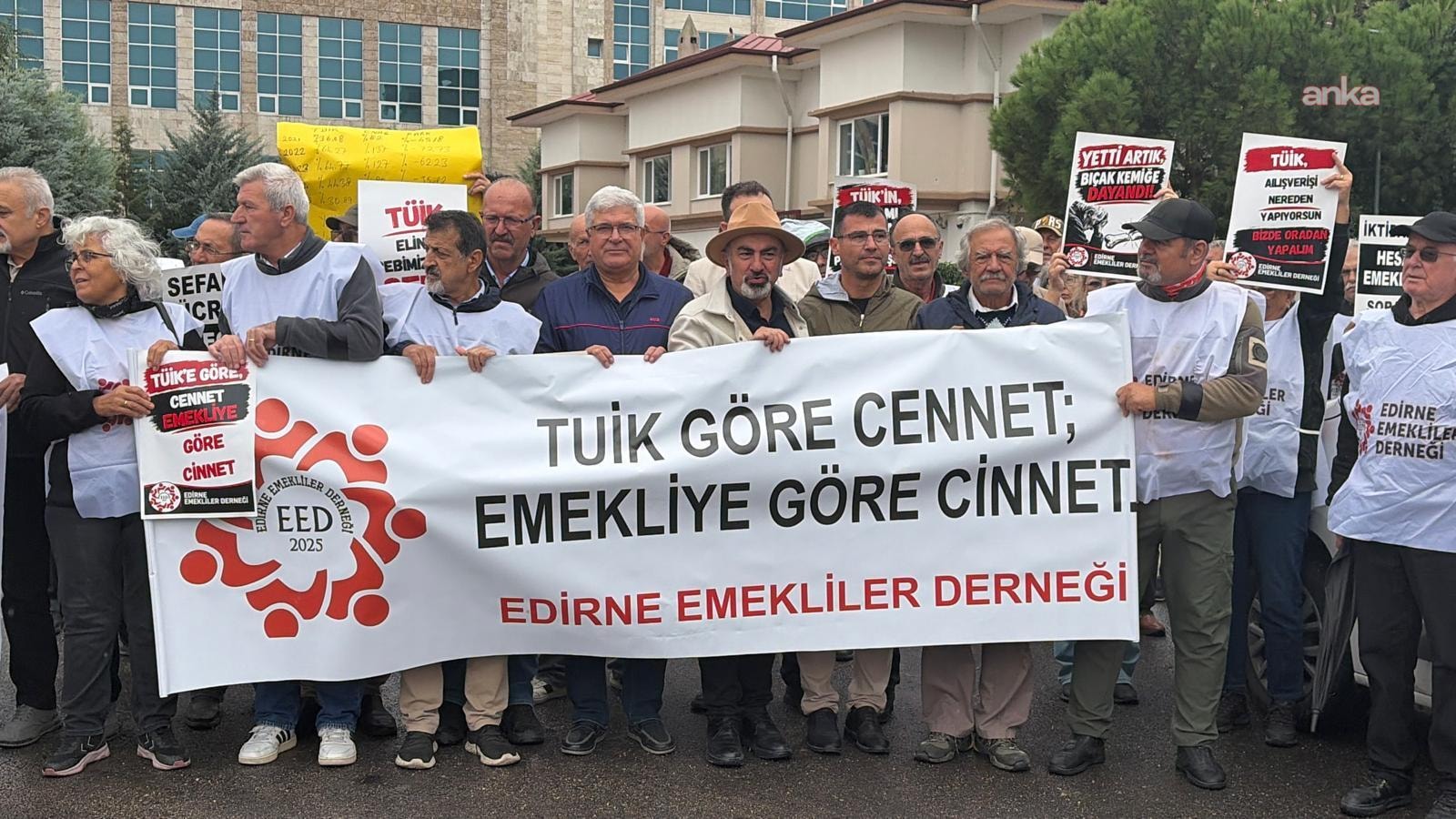 Emeklilerden TÜİK önünde dikkat çeken eylem