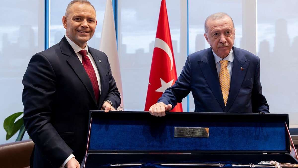Erdoğan'ın tabanca verdiği liderden sürpriz hediye