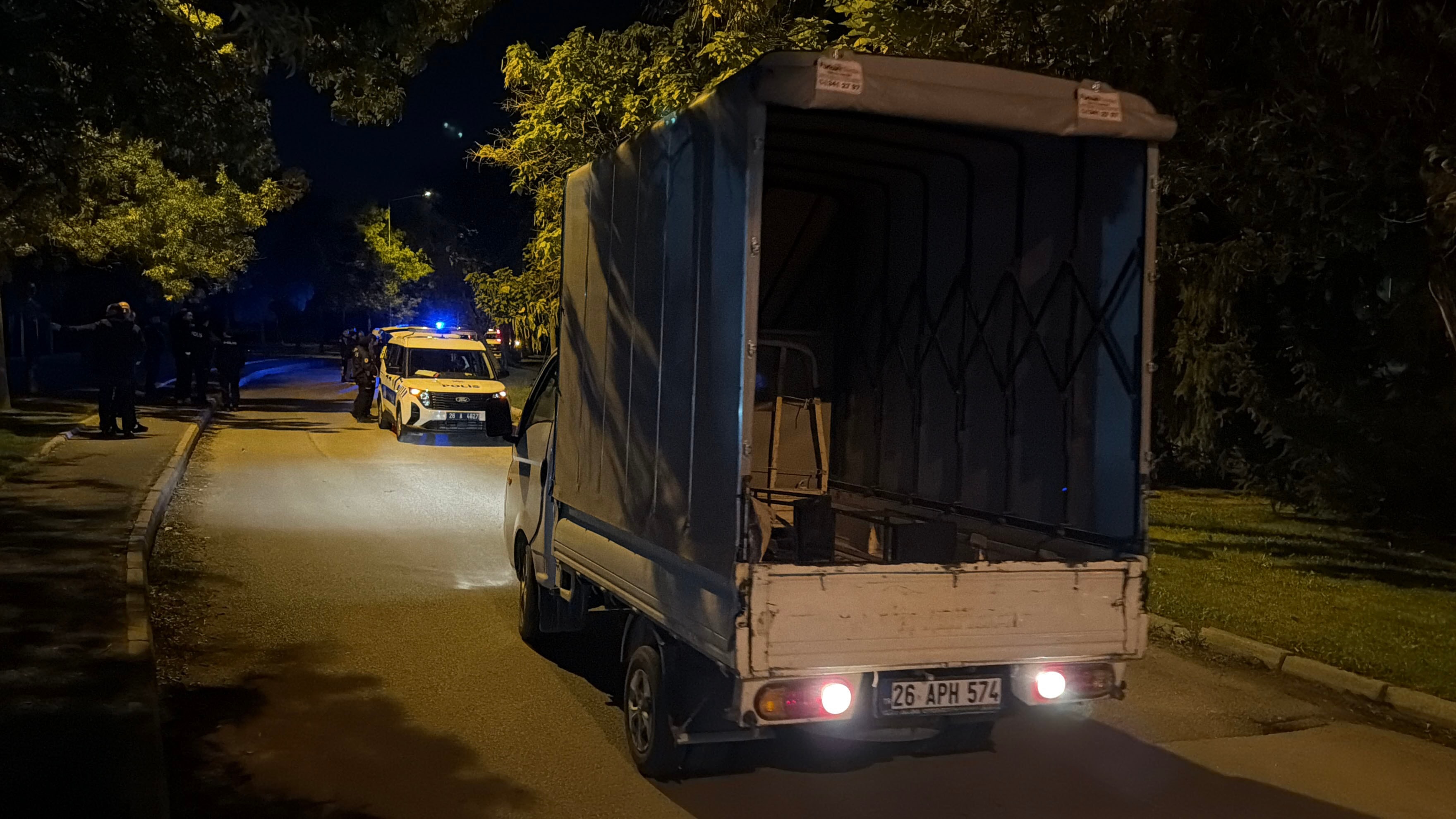 Eşi tarafından zorla tutulduğu araçtan atlayan kalan kadın ağır yaralandı